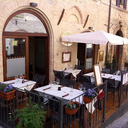 Oro Rosso Hotel Ristorante Монтефалько Экстерьер фото