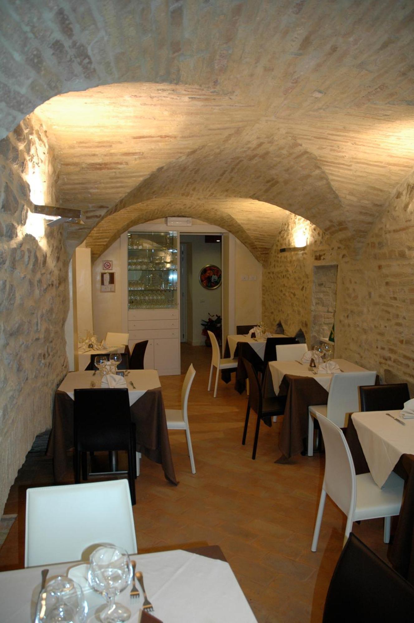 Oro Rosso Hotel Ristorante Монтефалько Экстерьер фото